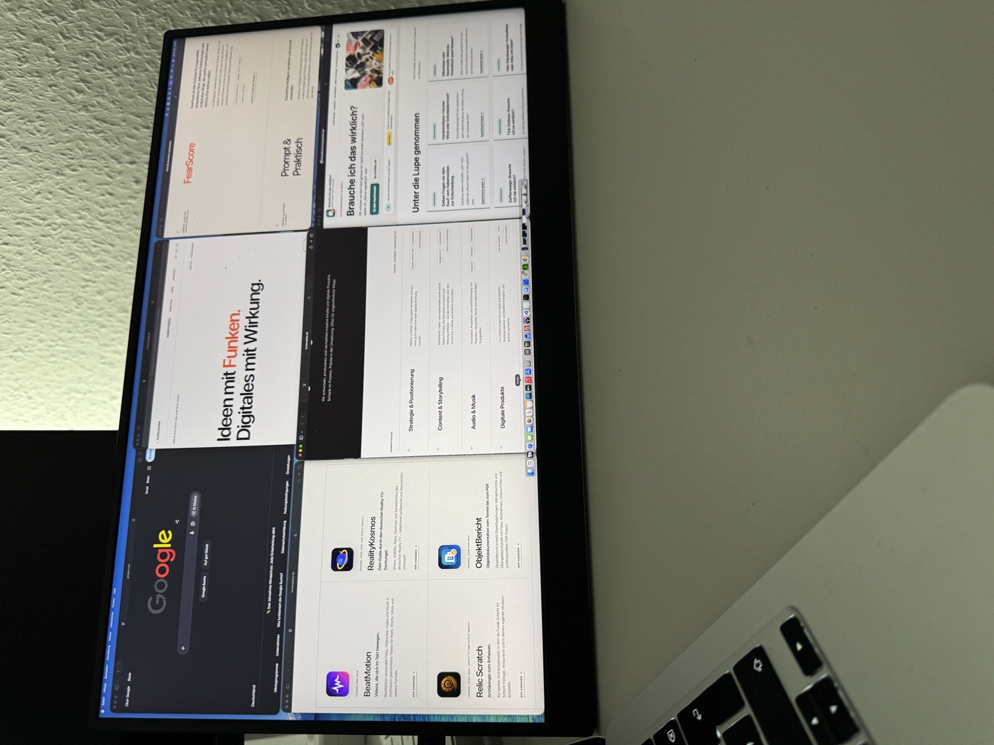 Der UPERFECT-Monitor mit mehreren nebeneinander geöffneten Browserfenstern am mobilen Arbeitsplatz.